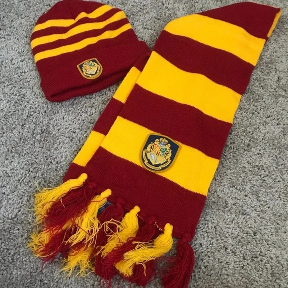 Warner Bros. Accessories - Harry Potter Gryffindor Hat & Scarf in Women